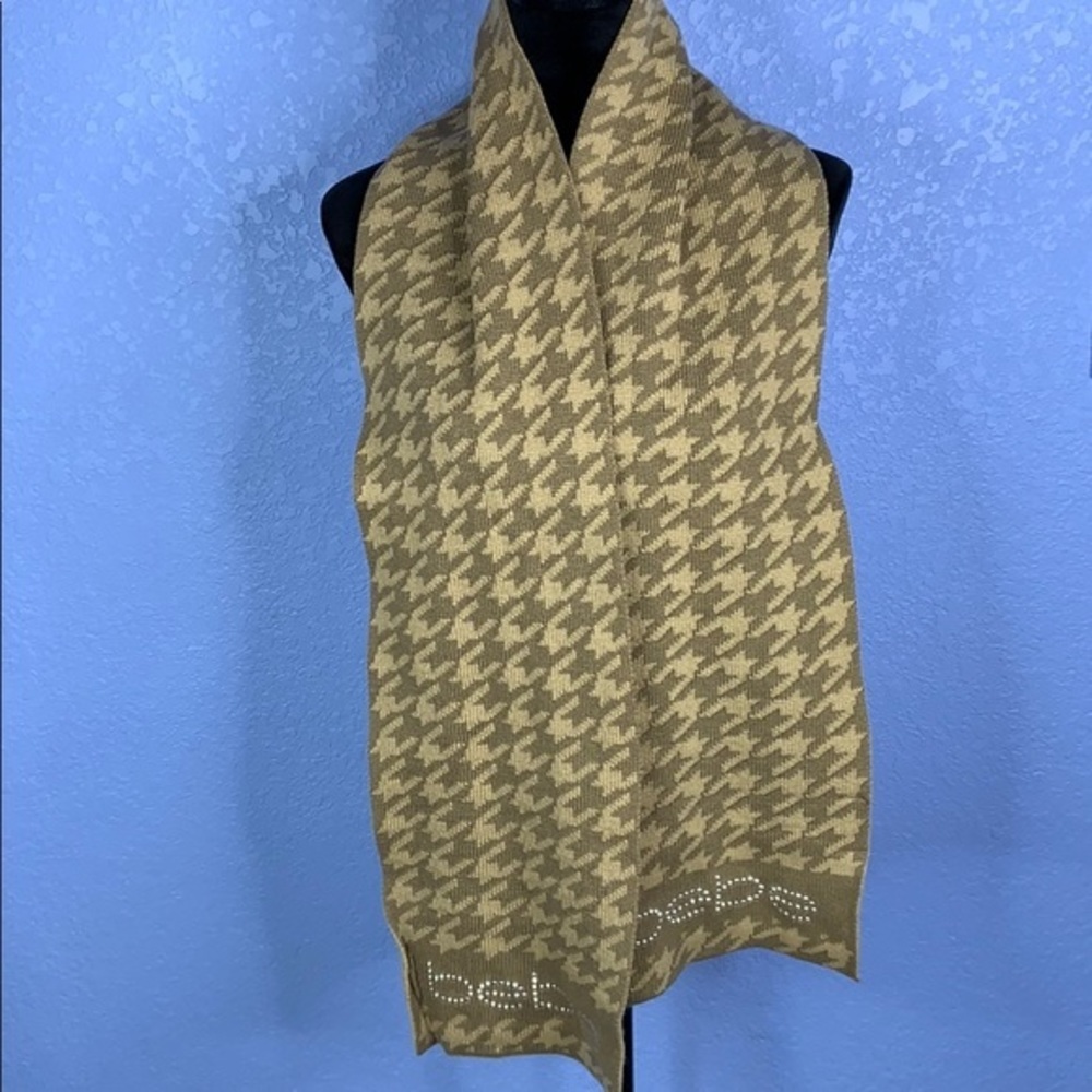 Bebe houndstooth print knit scarf. Tan/brown